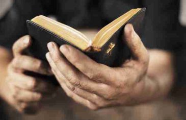 U ruševinama poslije napada 11. septembra, pronašao je Bibliju, poruka koju je vidio ga je zapanjila