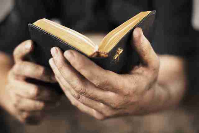 U ruševinama poslije napada 11. septembra, pronašao je Bibliju, poruka koju je vidio ga je zapanjila