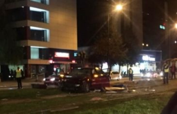 Opet nesreća u ulici Zmaja od Bosne: Automobil sletio s ceste i prevrnuo se na šinama, ima povrijeđenih