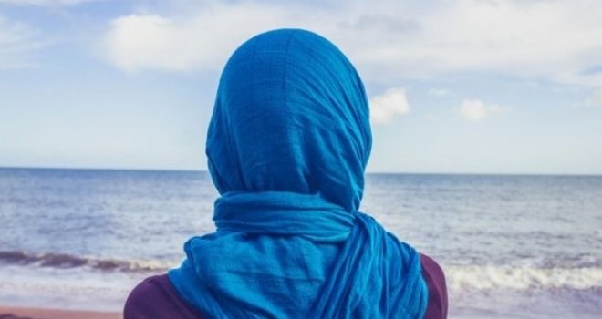 Uske haljinice zamijenila hidžabom: Poznata bh. pjevačica odrekla se mikrofona i okrenula vjeri!