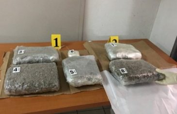 U ‘Troli’ uhapšen diler: U pretresu stana pronađena droga, automatska puška, pištolj…