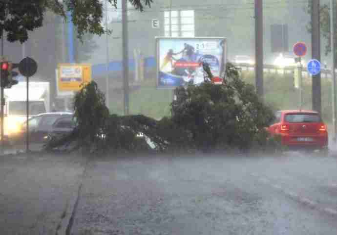 Na snazi narandžasti i crveni alarm: Meteorolozi najavljuju veliko nevrijeme, a evo gdje će biti najgore