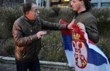 “FAMILIJA MI JE PRIČALA O ĐENERALU”: Poznat identitet mladića sa zastavom Srbije ispred Tribunala