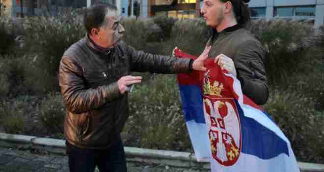 “FAMILIJA MI JE PRIČALA O ĐENERALU”: Poznat identitet mladića sa zastavom Srbije ispred Tribunala