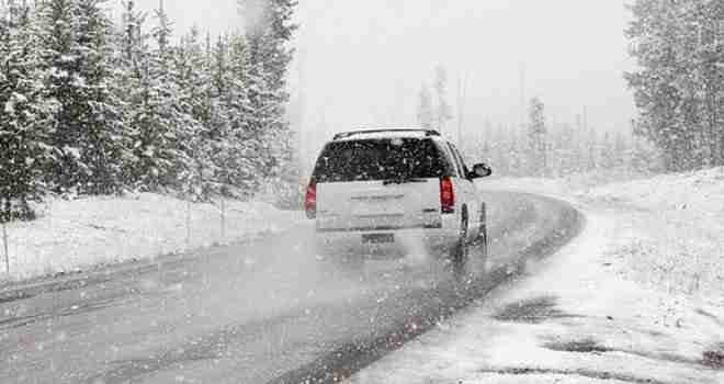 UPOZORENJE ZA VOZAČE: Zbog snježnih padavina na ovim putevima saobraćaj je težak i usporen