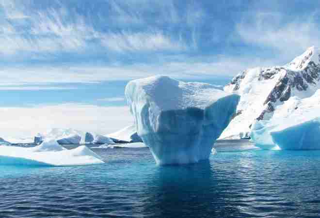 NAUČNICI U ČUDU: Ispod površine antarktičkog leda vreba nešto vruće?!