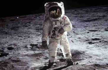 PRONAĐENA ŠOKANTNA ČINJENICA: Pogledajte šta se vidi u odrazu šljema kosmonauta na Mjesecu