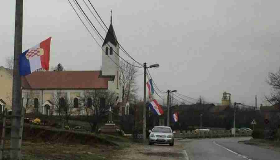 U OPĆINI MAGLAJ: Zapaljene četiri zastave paradržave Herceg-Bosne