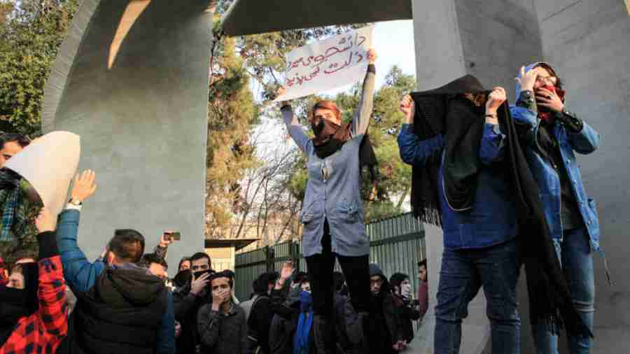 Narodni bunt u Iranu se širi, država u panici blokirala društvene mreže: Iranska revolucionarna garda prijeti