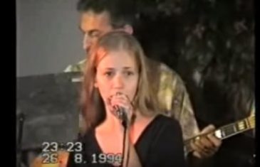 Danas je se*s bomba, a pogledajte je sa 17 godina: Ovo joj je jedan od prvih nastupa…