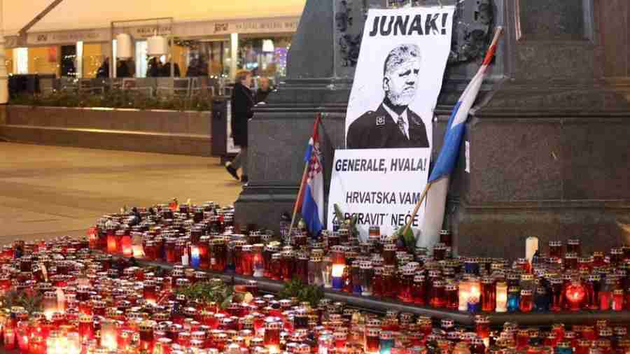 UNIŠTEN “GRADSKI OLTAR” RATNOM ZLOČINCU: Pokidan plakat s Praljkovim likom na zagrebačkom Trgu