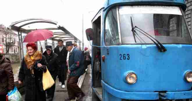 Kako se džepari po sarajevskim tramvajima: Njemu pozli, plavooka trudnica priskoči u pomoć, a treći…