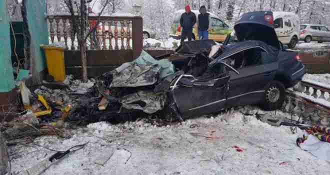Stravična nesreća kod Živinica: Vatrogasci satima vadili tijela iz smrskanog auta