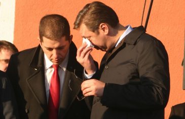 MAJSTOR MANIPULACIJE: “Vučić prikriva krivicu za ubistvo Ivanovića, SRAMNO ponižava ljude sa Kosova”
