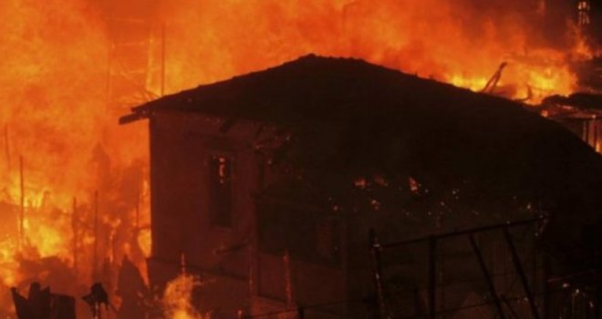 Drama u Sarajevu: Veliki požar zahvatio kuću, a onda je momak koji je surfao internetom…