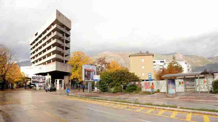 Preminuo dječak koji je pao sa Staklene banke u Mostaru