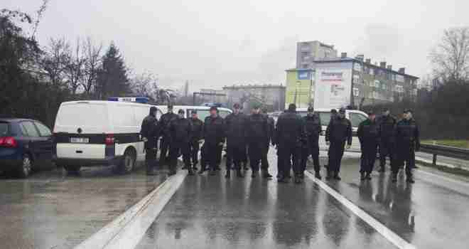 Haos na magistralnom putu M-17: Radnici Željezare se sukobili s policijom, povrijeđeno više osoba!