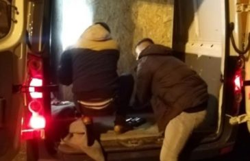 Iz drvenog sanduka kojeg je vozio krijumčar dopirali uznemireni zvukovi: Hrvatska policija spasila devet migranata