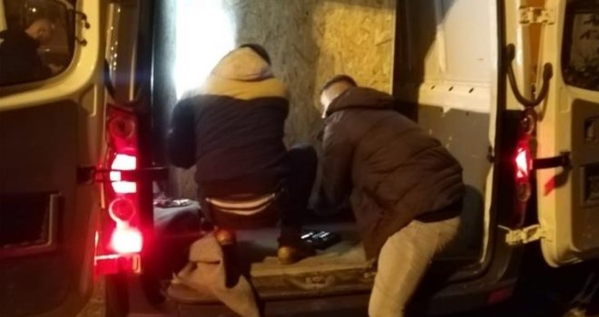 Iz drvenog sanduka kojeg je vozio krijumčar dopirali uznemireni zvukovi: Hrvatska policija spasila devet migranata