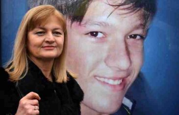 Položeno cvijeće kod Tehničke škole povodom 10 godina od ubistva dječaka Denisa Mrnjavca