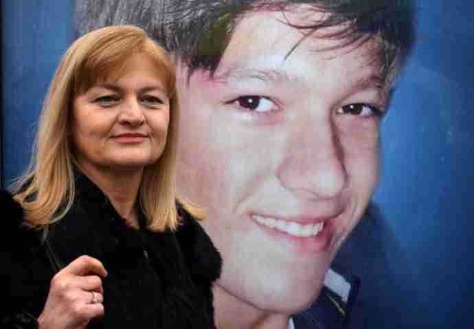 Položeno cvijeće kod Tehničke škole povodom 10 godina od ubistva dječaka Denisa Mrnjavca