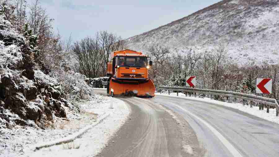 BIHAMK UPOZORAVA VOZAČE: Kiša i snijeg izazvali odrone na putevima…