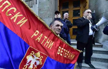 PROTEST SRPSKIH RATNIH VETERANA: “Obećali ste nam da ćemo se ubuduće raznositi zlatnim kašikarama, a ne zarđalim bombama!”