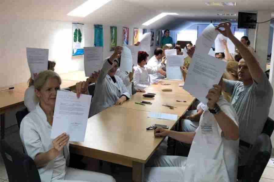 NEVIĐENA DRAMA U TUZLI: 1.030 radnika potpisalo otkaze!