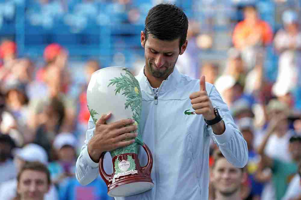 NEKA CIJELI SVIJET ČITA SRPSKI JEZIK: Evo šta je Đoković napisao na kameri poslije trijumfa nad Federerom