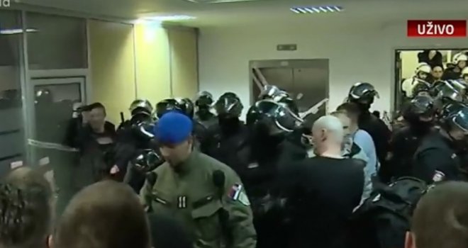 Totalni haos u Beogradu: Demonstranti prodrli u zgradu RTS-a, a onda je uletjela do zuba naoružana policija!