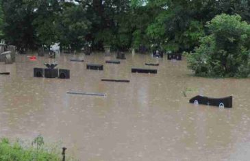 APOKALIPTIČNI PRIZORI IZ SRBIJE: Poplavljena groblja, više od 600 objekata pod vodom, evakuirano 312 ljudi…