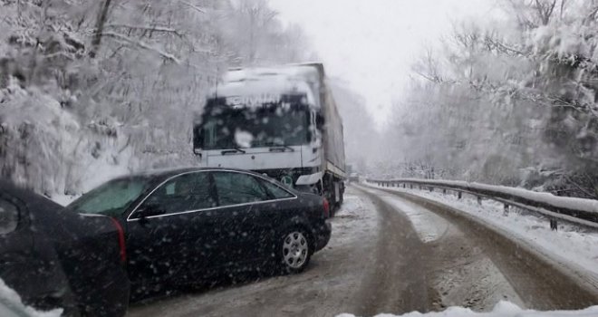 Snijeg napravio haos širom BiH: Na Karauli popriječeni kamioni, na Kupresu i u Glamoču saobraćaj potpuno obustavljen