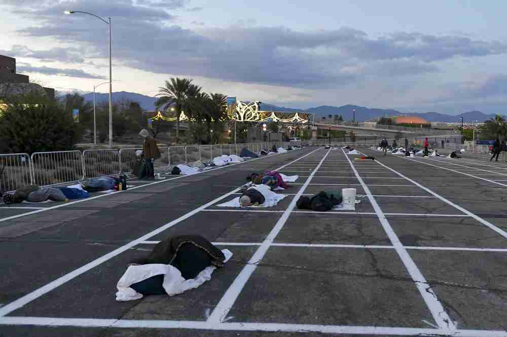 GRAD GRIJEHA NEMILOSRDAN PREMA BESKUĆNICIMA: U Las Vegasu ih zbog korone izbacili iz skloništa, a smjestili na parking