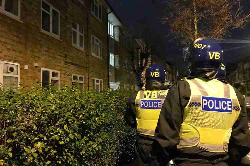 SVIJET SE BORI PROTIV VIRUSA, A ONI PRAVE ŽURKU: Britanska policija rasturila zabavu na kojoj je bilo 25 odraslih i djece…
