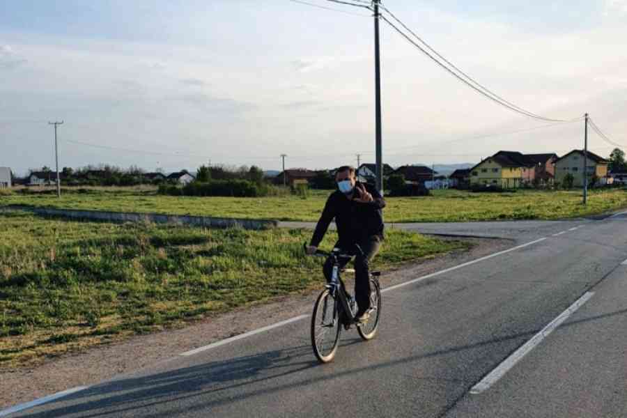 IDE MILE, BEZ IJEDNOG DRUGA: Pogledaje kako se Milorad Dodik provozao biciklom kroz rodni kraj, navodno, “na oduševljenje prolaznika”…