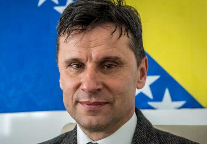 Fadilu Novaliću ne vjeruju ni najbliži saradnici. U Srbiji se vakcinisao i njegov glavni savjetnik