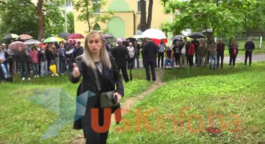 DA IH VIDI BABO: Bruka – uživo, pogledajte napad Abdićevih pristaša na novinara ispred Kantonalnog suda u Bihaću…