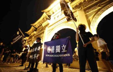 I U HONGKONGU SE SPREMA HAOS, POLICIJA VEĆ NAPADA SUZAVCEM: Demonstranti obilježili veliki ZLOČIN KINE