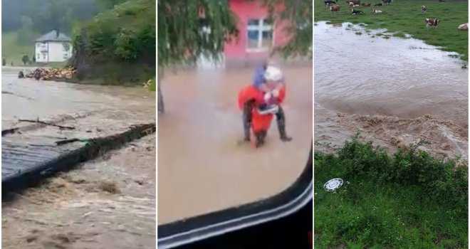 Apokaliptični prizori: Voda se probija u kuće, vatrogasci na leđima spašavaju ljude, aktivno klizište…