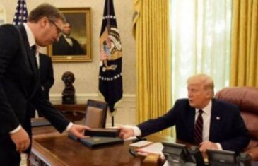 Hvalio se pred kamerama kako je dobio olovku od Trumpa i ključeve od Bijele kuće, a evo šta je zaista iza toga…