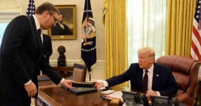 Hvalio se pred kamerama kako je dobio olovku od Trumpa i ključeve od Bijele kuće, a evo šta je zaista iza toga…