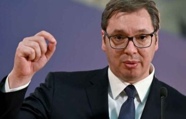 VUČIĆ SE OBRATIO NACIJI IZ PARIZA: Žestoko kritikovao Crnu Gori i objasnio zašto se obratio u dukserici…