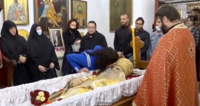 ‘Kakav zastrašujući kult smrti… ljubljenje zaraženog leša’: Dragan Bursać komentarisao skandalozne snimke iz Crne Gore