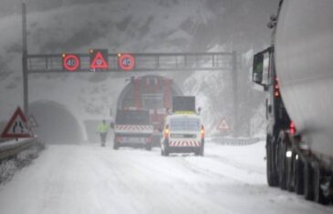 SNIJEG IZAZVAO HAOS, ZASTOJ NA AUTOPUTU, KOLONA DUGA 3 KILOMETRA: Stigle najnovije vijesti iz…