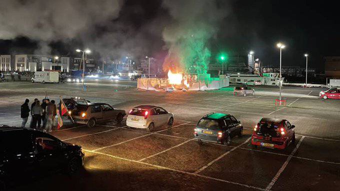Buknuli neredi u Nizozemskoj zbog policijskog sata, zapaljen centar za testiranje…