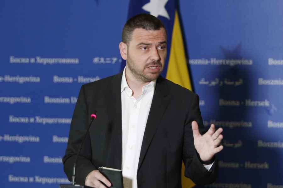 MAGAZINOVIĆ OTVORENO: “Izetbegović ispunjava Čovićeve želje. ŠOKANTNA JE ULOGA i ponašanje ambasadora…