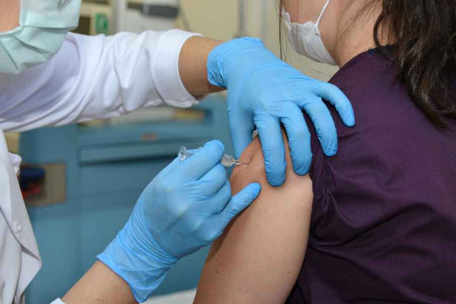 SVI PROBLEMI NISU NESTALI: “Vakcinisane osobe mogu se sastajati u manjim grupama s drugim vakcinisanim osobama bez nošenja maski, ali…”
