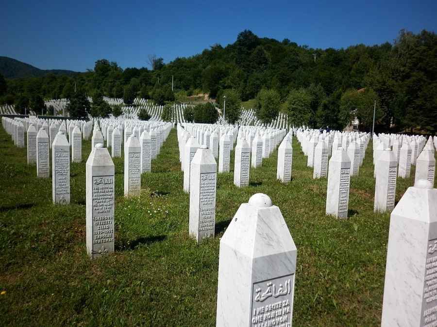 SKANDAL U SRBIJI: Otkud u Covid bolnici knjige u kojima se negira genocid u Srebrenici?