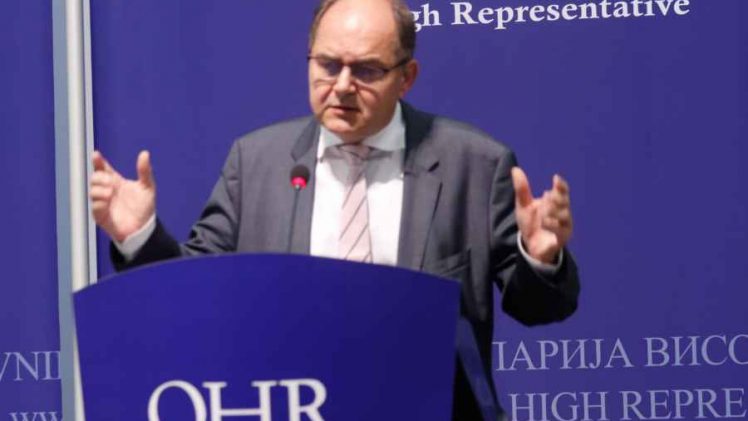 SPREMA LI SCHMIDT KAVEZ ZA NAIVNE BOŠNJAKE Najava o uvođenju krivičnog djela ‘nepoštivanje odluka OHR-a’ je prije namijenjena Sarajevu, nego Banjaluci