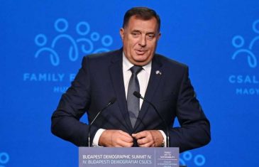 NENORMALNO POSTALO NORMALNO: Milorad Dodik, Željka Cvijanović i Radovan Višković na prijemu u banjalučkoj kasarni..